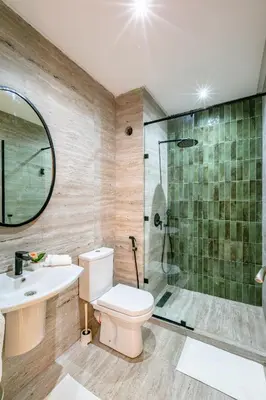 a bathroom with a toilet and a shower and a sink at Spacieux 3 Chambres au Cœur de Marrakech in Marrakech