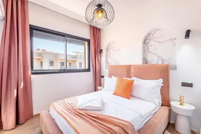 a bedroom with a bed and a window at Spacieux 3 Chambres au Cœur de Marrakech in Marrakech