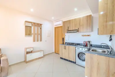 a kitchen with a sink and a washing machine at Nouvel 1 chambre proche centre in Marrakech