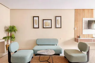 a waiting room with two chairs and a couch at Idéal Famille Neuf - Fibre Optique - 7 min Guéliz in Marrakech
