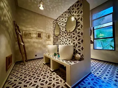 a bathroom with two sinks and a mirror at Villa Serenity Marrakech in Châba