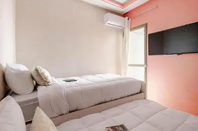 a bedroom with two beds and a window at Moroccan Comfort & Charm - 10 min from Guéliz in Marrakech