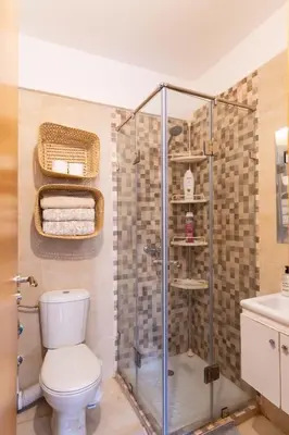 a bathroom with a toilet and a shower at Suite Elegante 2 chambres Confort & Style Marrakech in Oulad Akkou