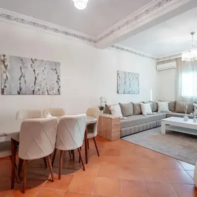 Charming Central 2 Bedroom Apartment with Pool Near Train Station