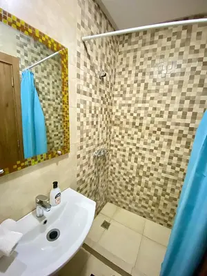 a bathroom with a sink and a shower at Appartement 1 chambre à Gueliz Confort et piscine in Marrakech