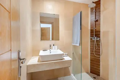a bathroom with a sink and a shower at Propre et bien situé avec parking sous-sol etWi-Fi in Marrakech