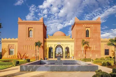 a large building with a fountain in front of it at Appartement de charme au Vizir Resort in Dar Caïd Layadi