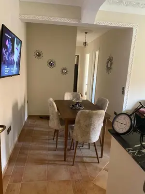 a kitchen and dining room with a table and chairs at Bel appartement 1er étage aux portes de gueliz in Marrakech