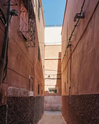 an alley between two buildings in an alley way at Riad dar Maloukti in Marrakech