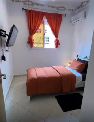 a bedroom with a bed and a window at إقامة المنتزه الجديد حدا مرجان طريق كازا في مراكش in Marrakech