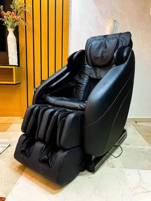 a black leather reclining chair sitting in a room at Studio Rolex Guéliz, situé à seulement 5 minutes de la place Jemaa El-Fna in Marrakech