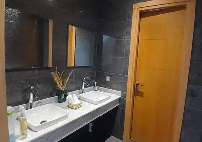 a bathroom with two sinks and a mirror at Villa Élégance Familiale in Marrakech