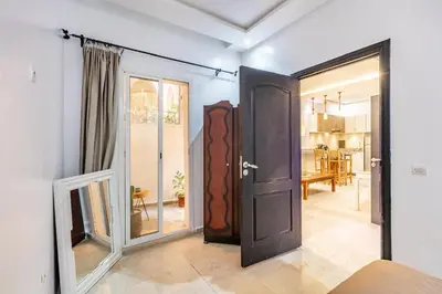 an open door in a room with a dining room at Cosy appartement bed 1 in Marrakech