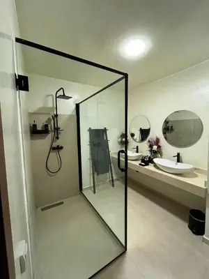 a bathroom with a shower and a sink at Charmant appartement lumineux au cœur de la ville in Marrakech
