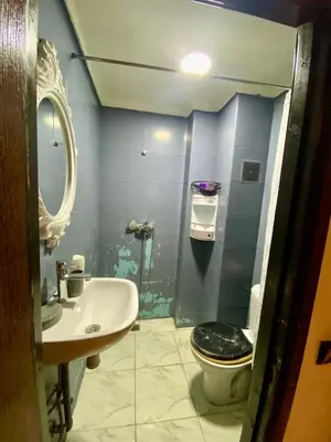 a bathroom with a toilet and a sink at Agréable, cosy, proche du centre in Marrakech