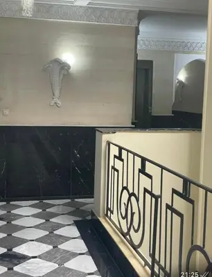 a room with a staircase with a checkered floor at Bel appartement 95 m2 au centre dans le plus beau quartier de Marrakech in Marrakech