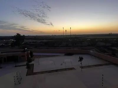 a sunset over a building with a skate park at Appartement 2 chambres meublé Marrakech in Marrakech