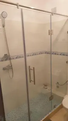 a glass shower stall with a toilet in a bathroom at Appartement 2 chambres meublé Marrakech in Marrakech