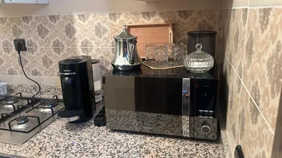 a microwave sitting on top of a counter in a kitchen at Appartement 2 chambres meublé Marrakech in Marrakech