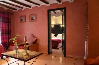 a room with a room with a bed and a mirror at La casa de alma in Aït Hamid