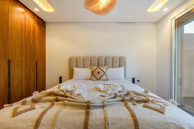 a bedroom with a large bed with a large bedspread at Le Nahla - Centre - 4 Prs - Terrasse in Marrakech