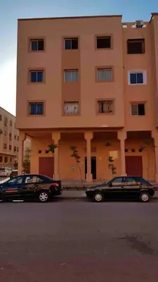 two cars parked in front of a building at Licht & ruim 2-slaapkamer appartement met airco & Wifi - rustig wijk Marrakesh in Marrakech