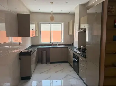 a kitchen with a sink and a stove at Licht & ruim 2-slaapkamer appartement met airco & Wifi - rustig wijk Marrakesh in Marrakech