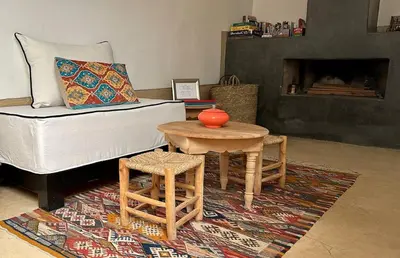 a living room with a couch and a table at Riad privé 3 chambres, pdj inclus, 10 min Jema El Fna in Marrakech