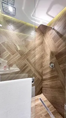 a bathroom with a shower with a glass wall at Duplex Élégance et Confort avec piscine au Cœur de Marrakech in Marrakech