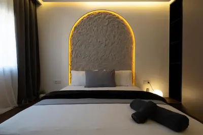 a bedroom with a large bed with a large headboard at Spacieux 2BR à Guéliz, Centre-Ville, Moderne et Confortable in Marrakech