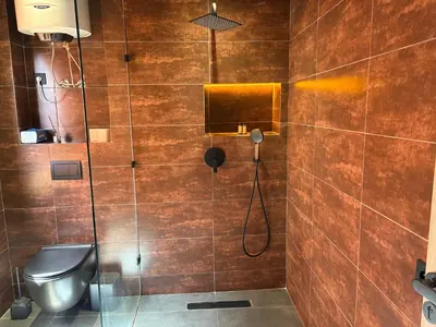 a bathroom with a shower and a toilet at Cozy Urban Haut Standing au cœur de Guéliz in Marrakech