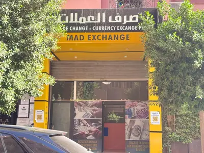 a store front with a had excellence sign on it at דירת