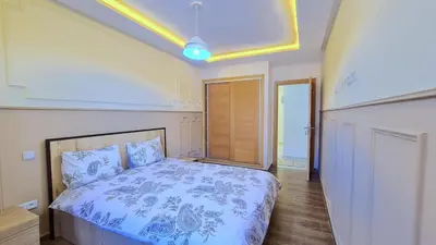 a bedroom with a bed with a blue comforter at דירת