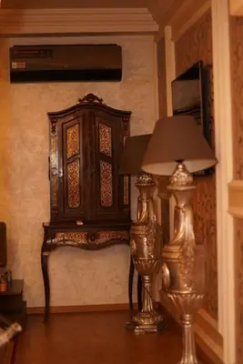 a lamp and a wooden cabinet in a room at Superbe Appartement 3 pieces à Majorelle in Marrakech