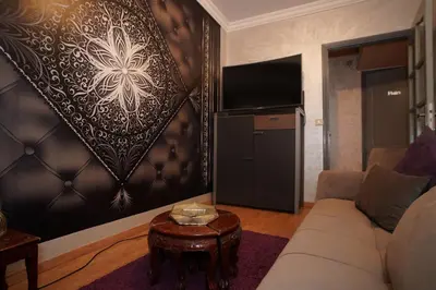 a living room with a couch and a table at Superbe Appartement 3 pieces à Majorelle in Marrakech