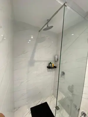 a bathroom with a shower with a glass door at Élégant Appartement avec Suite à 10 min du centre in Marrakech