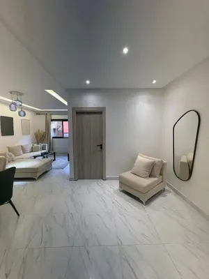 a living room with a mirror and a couch at Élégant Appartement avec Suite à 10 min du centre in Marrakech
