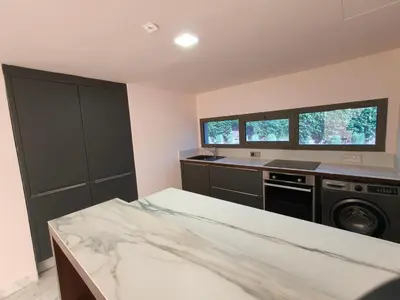 a kitchen with a washer and dryer in a room at Duplexe Moderne 3 suites à Oliver Palm Resort in Marrakech