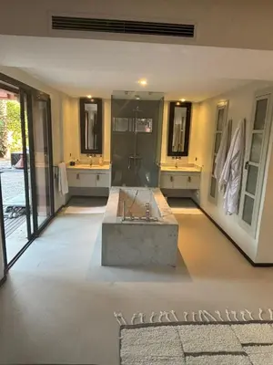 a large bathroom with a tub and two sinks at Appartement centre Marrakech avec piscine in Marrakech