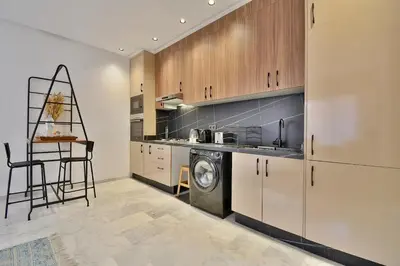a kitchen with a washer and a washing machine at Studio luxueux - centre ville in Marrakech