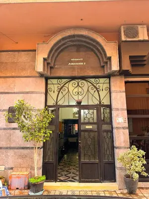 an entrance to a building with a large door at Appartement Chic 2 Chambres Centre Marrakech près de la Gare in Marrakech