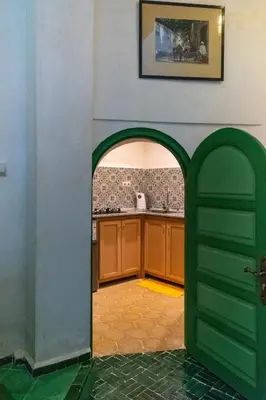 an archway leading into a kitchen with a kitchenasteryasteryasteryasteryasteryastery at Riad Dar 77 in der Medina mit Terrasse in Marrakech