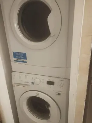 a washer and dryer in a small room at Cocon chaleureux proche commerces et centre in Marrakech