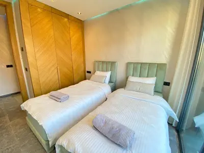 two beds sitting next to each other in a room at Chic garden & grand balcon in Marrakech