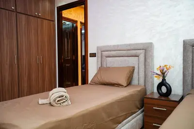 a bedroom with a bed and a vase of flowers at Bel Appartement 2 Chambres Confort et Emplacement Idéal in Marrakech