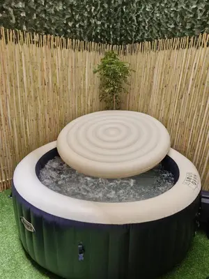 a frisbee sitting on top of a barrel at Appartement 3 chambres jaccuzi in Marrakech