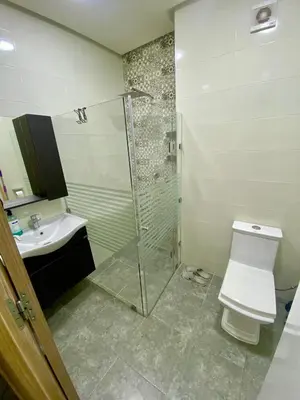 a bathroom with a shower and a toilet and a sink at Charmante moderne Wohnung in der Nähe des Flughafens in Marrakech