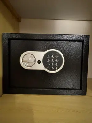 a remote control sitting on top of a microwave at Appartement de luxe dans le centre de Marrakech in Marrakech