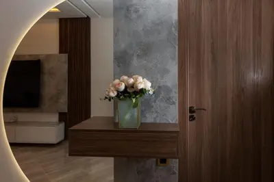 a vase of flowers on a table next to a door at Appartement 2 Chambres Proche Médina Centre Marrakech in Marrakech
