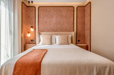 a bedroom with a large bed and a window at Magnifique appt Hivernage Gueliz in Marrakech